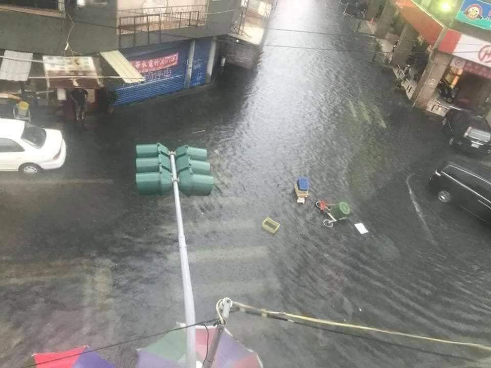 豪雨成災,雜物四處漂流,造成交通不便。 圖:翻攝爆料公社 豪雨成災,雜物四處漂流,造成交通不便。 圖:翻攝爆料公社
