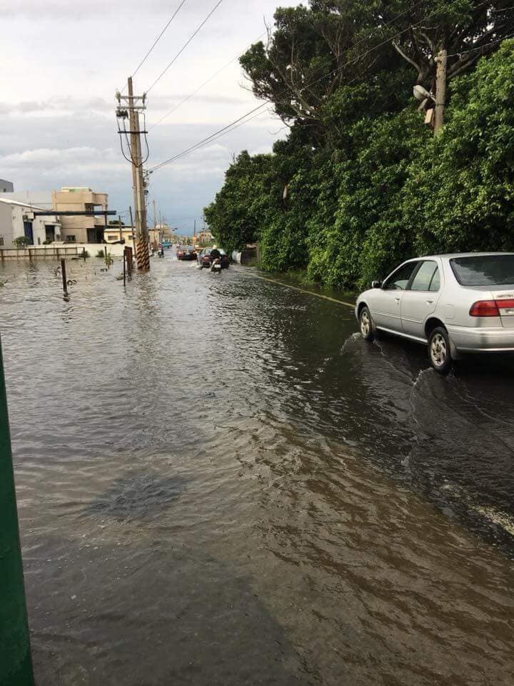 各處道路淹水,不易於行,車輛只能慢速通過路口。 圖:翻攝爆料公社 各處道路淹水,不易於行,車輛只能慢速通過路口。 圖:翻攝爆料公社