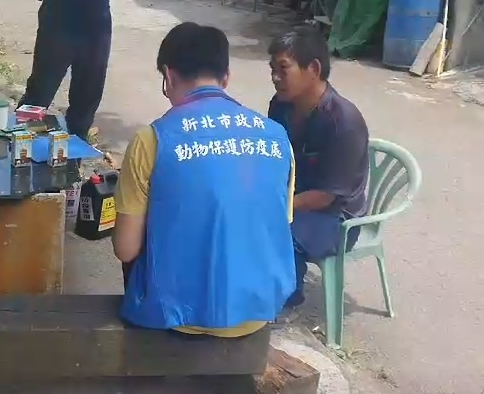 動保人員訪視農戶並宣導口蹄疫疫苗停止施打措施。 圖:新北市政府/提供 動保人員訪視農戶並宣導口蹄疫疫苗停止施打措施。 圖:新北市政府/提供