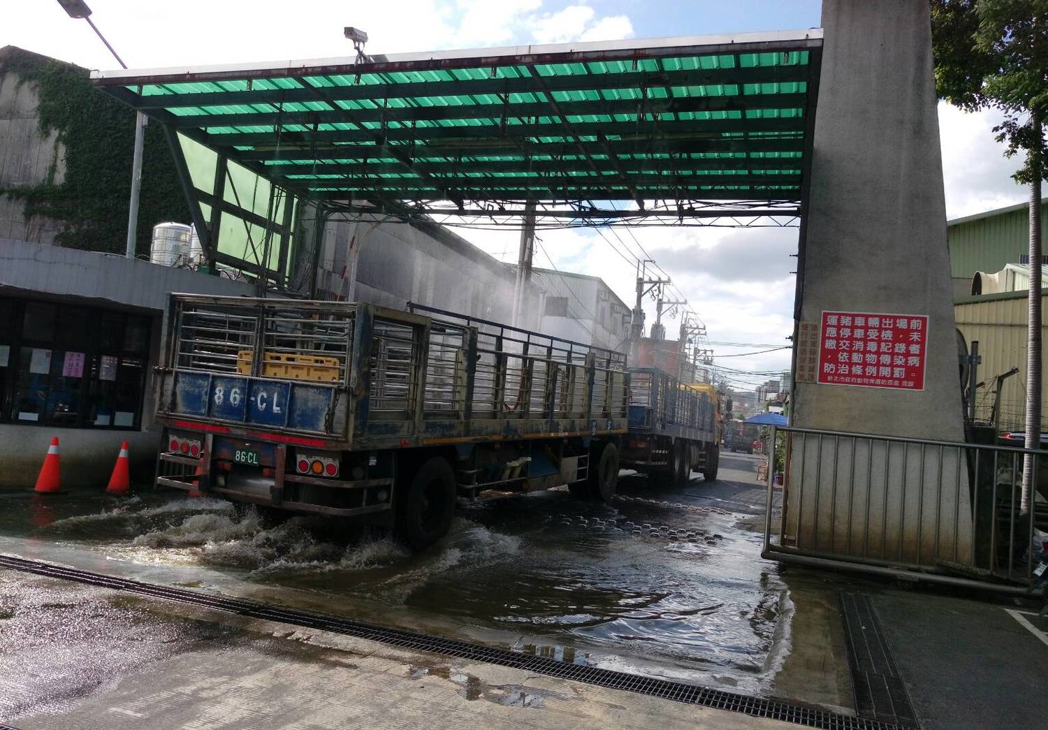 運輸車必須配合在離場前進行全面性的消毒。 圖:新北市政府/提供 運輸車必須配合在離場前進行全面性的消毒。 圖:新北市政府/提供