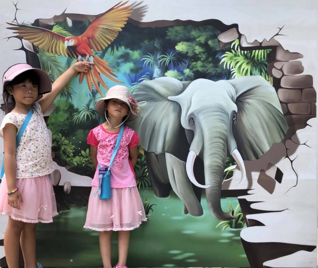 為慶祝動物園40歲,推出暑假期間專屬優惠方案,身份證號碼最後一碼有4或0的朋友免門票、暑假的周末假日4點半後可購買星光票享半價優惠、刷一卡通或好玩卡入園隨行12歲以下兒童免費入園等優惠活動。 圖:翻攝自壽山動物園 為慶祝動物園40歲,推出暑假期間專屬優惠方案,身份證號碼最後一碼有4或0的朋友免門票、暑假的周末假日4點半後可購買星光票享半價優惠、刷一卡通或好玩卡入園隨行12歲以下兒童免費入園等優惠活動。 圖:翻攝自壽山動物園
