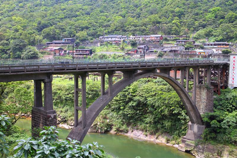 有53年歷史圓拱造型「運煤橋」,也是鐵道文化之旅的景點之一。 圖:新北市政府提供 有53年歷史圓拱造型「運煤橋」,也是鐵道文化之旅的景點之一。 圖:新北市政府提供