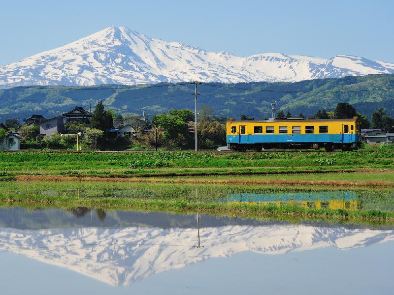 「由利高原鐵道」以秋田名山「鳥海山麓」為背景,行經的12個車站各具特色,這條鐵路被譽為是「大自然的觀光列車」。 圖:易遊網提供 「由利高原鐵道」以秋田名山「鳥海山麓」為背景,行經的12個車站各具特色,這條鐵路被譽為是「大自然的觀光列車」。 圖:易遊網提供