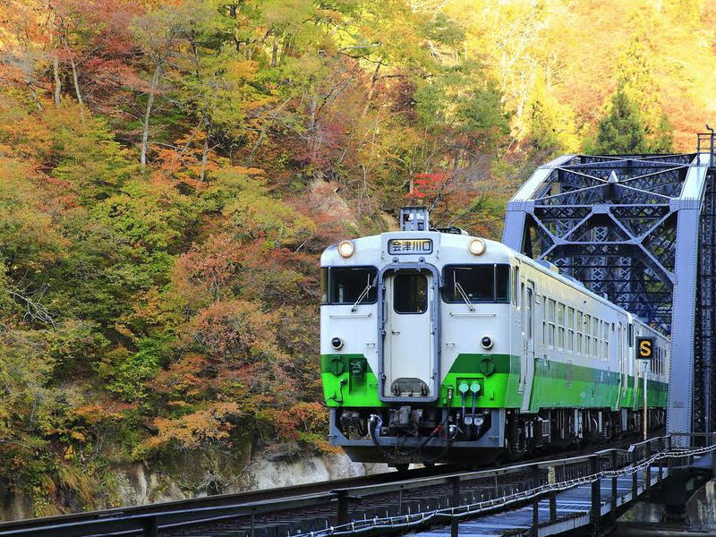 搭乘「只見線鐵道」被公認是日本最夢幻的秘境鐵道,特別是秋冬之際風景更令人驚豔,曾獲「紅葉美景鐵道」第1名、「最美雪景地方鐵道」第3名的殊榮。 圖:易遊網提供 搭乘「只見線鐵道」被公認是日本最夢幻的秘境鐵道,特別是秋冬之際風景更令人驚豔,曾獲「紅葉美景鐵道」第1名、「最美雪景地方鐵道」第3名的殊榮。 圖:易遊網提供