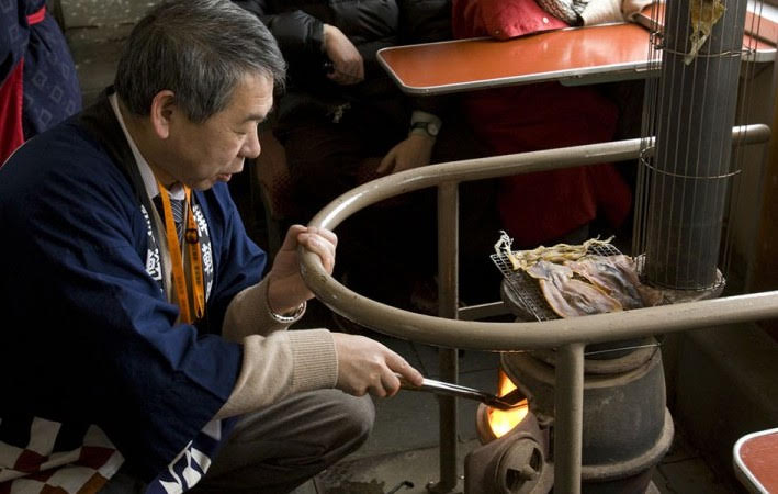 因日劇「小海女」的取景地而聲名大噪的「三陸鐵道」,每到冬季,就會推出季節限定的「座敷列車」,客廳式的車廂設計,讓乘客可以一起聚集在暖桌聊天。 圖:易遊網提供 因日劇「小海女」的取景地而聲名大噪的「三陸鐵道」,每到冬季,就會推出季節限定的「座敷列車」,客廳式的車廂設計,讓乘客可以一起聚集在暖桌聊天。 圖:易遊網提供