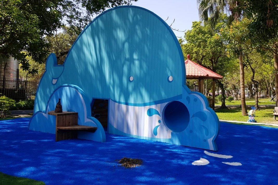 「玉成公園」繼南港區的中研公園後又一全新遊戲場落成,玉成公園擁有迎接了充滿海洋氣息的造型大鯨魚。 圖:台北市政府提供 「玉成公園」繼南港區的中研公園後又一全新遊戲場落成,玉成公園擁有迎接了充滿海洋氣息的造型大鯨魚。 圖:台北市政府提供