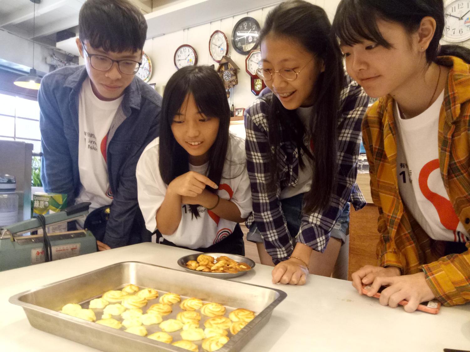 學生第一次親自動手做出好吃的餅乾。 圖:回鄉米 學生第一次親自動手做出好吃的餅乾。 圖:回鄉米