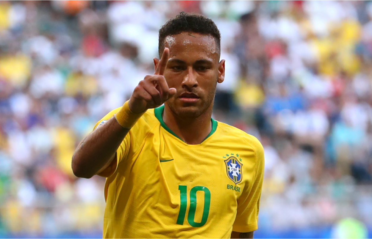 內馬爾(Neymar):賽前與老爸一起祈禱求勝,觸摸球場。 圖:達志影像/路透社 內馬爾(Neymar):賽前與老爸一起祈禱求勝,觸摸球場。 圖:達志影像/路透社