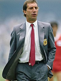 比拉爾多(Carlos Bilardo):嚴禁阿根廷球員吃雞,賽前互相借用牙膏。 圖:翻攝自維基百科 比拉爾多(Carlos Bilardo):嚴禁阿根廷球員吃雞,賽前互相借用牙膏。 圖:翻攝自維基百科