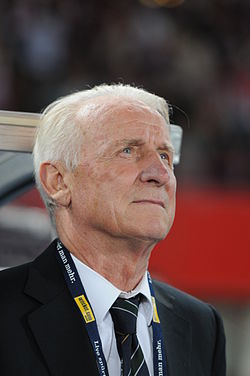 特拉帕託尼(Giovanni Trapattoni):聖水加持,姐姐是義大利修女。 圖:翻攝自維基百科 特拉帕託尼(Giovanni Trapattoni):聖水加持,姐姐是義大利修女。 圖:翻攝自維基百科