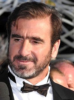 坎通納(Éric Daniel Pierre Cantona):突破禁令,比賽當天,準時泡澡。 圖:翻攝自維基百科 坎通納(Éric Daniel Pierre Cantona):突破禁令,比賽當天,準時泡澡。 圖:翻攝自維基百科