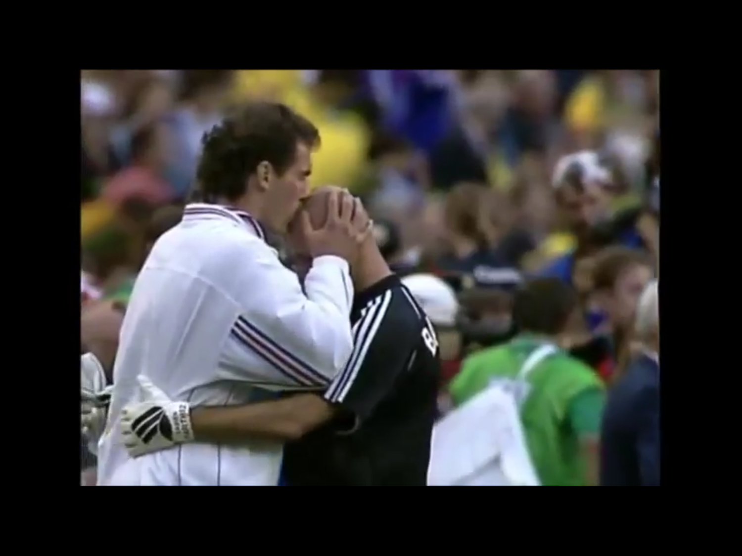 布蘭科(Laurent Robert Blanc,左)和巴特斯(Fabien Alain Barthez,右):法國隊長的光頭之吻。 圖:翻攝自維基百科 布蘭科(Laurent Robert Blanc,左)和巴特斯(Fabien Alain Barthez,右):法國隊長的光頭之吻。 圖:翻攝自維基百科