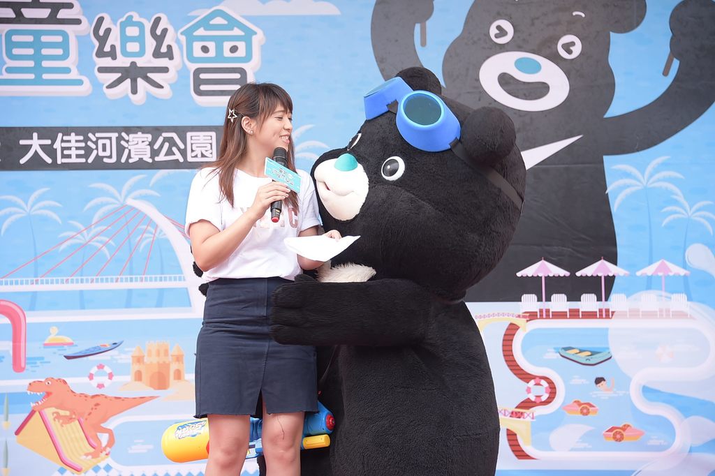 「熊讚水樂園」除設置1座大型的熊讚暴龍對抗水滑梯外,將活動入口意象、報到處、悠遊卡紀念貼紙等都使用熊讚圖樣,顯示熊讚的高人氣。 圖:台北市政府提供 「熊讚水樂園」除設置1座大型的熊讚暴龍對抗水滑梯外,將活動入口意象、報到處、悠遊卡紀念貼紙等都使用熊讚圖樣,顯示熊讚的高人氣。 圖:台北市政府提供
