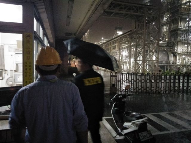 台灣石化林園廠因雷擊導致電壓下降而造成製程故障,將製程中不合格的氣體成份,引至燃燒塔燃燒處理,不但未通報,也產生大火及明顯粒狀污染物散布於空氣中。 圖:高雄市環保局/提供 台灣石化林園廠因雷擊導致電壓下降而造成製程故障,將製程中不合格的氣體成份,引至燃燒塔燃燒處理,不但未通報,也產生大火及明顯粒狀污染物散布於空氣中。 圖:高雄市環保局/提供