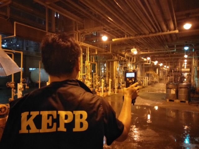 高雄市環保局查獲台灣石化林園廠因製程故障,導致廢氣排放燃燒塔燃燒處理未通報,違反空污法最重可罰100萬元。 圖:高雄市環保局/提供 高雄市環保局查獲台灣石化林園廠因製程故障,導致廢氣排放燃燒塔燃燒處理未通報,違反空污法最重可罰100萬元。 圖:高雄市環保局/提供