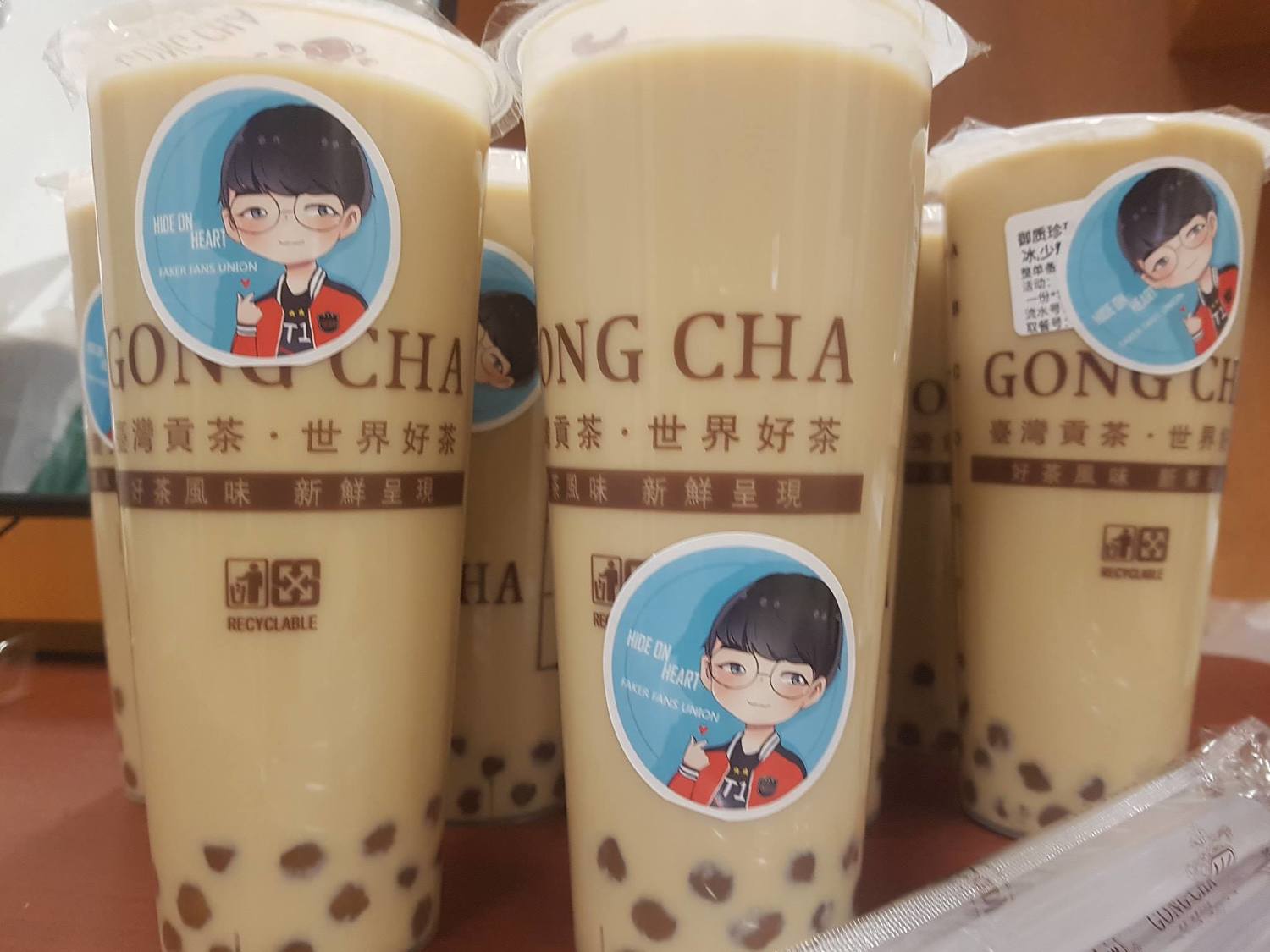 這些餐盒除了是當地相當有名的美食以外,更送上了大連相當受歡迎的台灣連鎖店「貢茶」的手搖杯飲。 圖:翻攝自 SK텔레콤 T1 / SK telecom T1 臉書專頁 這些餐盒除了是當地相當有名的美食以外,更送上了大連相當受歡迎的台灣連鎖店「貢茶」的手搖杯飲。 圖:翻攝自 SK텔레콤 T1 / SK telecom T1 臉書專頁
