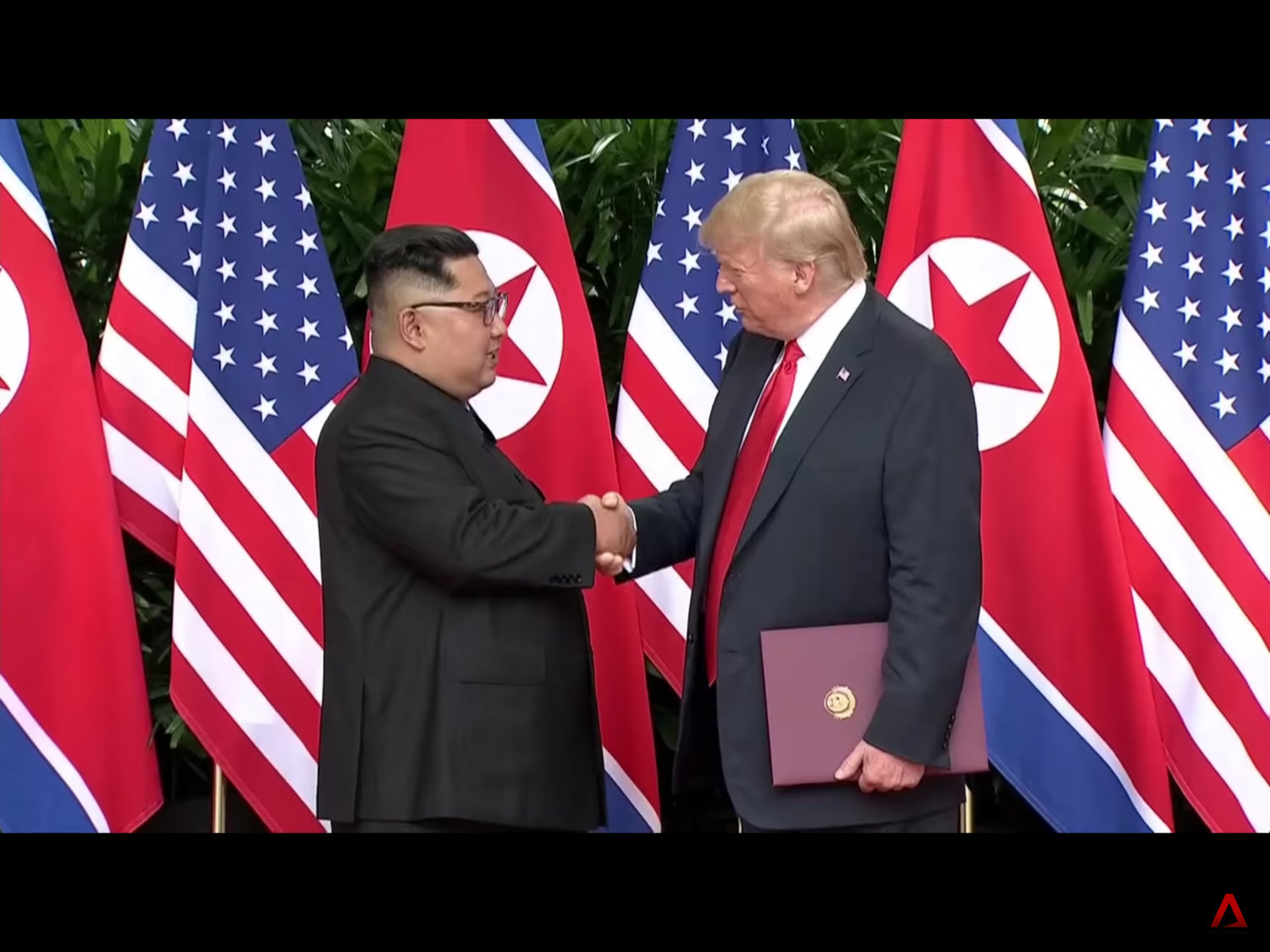 「川金會」後,川普不只一次說過他和金正恩的互動感覺超好,兩人很合得來。當記者問川普,是否信任金正恩,他指出,從他和金正恩握手開始,他就對金正恩「非常有好感」,雙方有「良好化學反應」。 圖:翻攝自Youtube 「川金會」後,川普不只一次說過他和金正恩的互動感覺超好,兩人很合得來。當記者問川普,是否信任金正恩,他指出,從他和金正恩握手開始,他就對金正恩「非常有好感」,雙方有「良好化學反應」。 圖:翻攝自Youtube