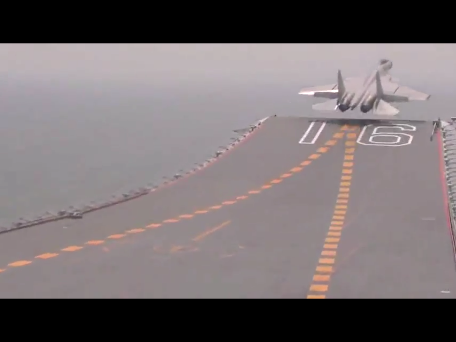 近日,有媒體爆料說,實際上中國目前唯一的一款艦載機殲-15由於事故頻發、穩定性差,已經面臨被淘汰的局面。圖為去年殲-15在一次操練中撞鳥緊急迫降,當時飛行員和塔台的通話還曝了光。 近日,有媒體爆料說,實際上中國目前唯一的一款艦載機殲-15由於事故頻發、穩定性差,已經面臨被淘汰的局面。圖為去年殲-15在一次操練中撞鳥緊急迫降,當時飛行員和塔台的通話還曝了光。