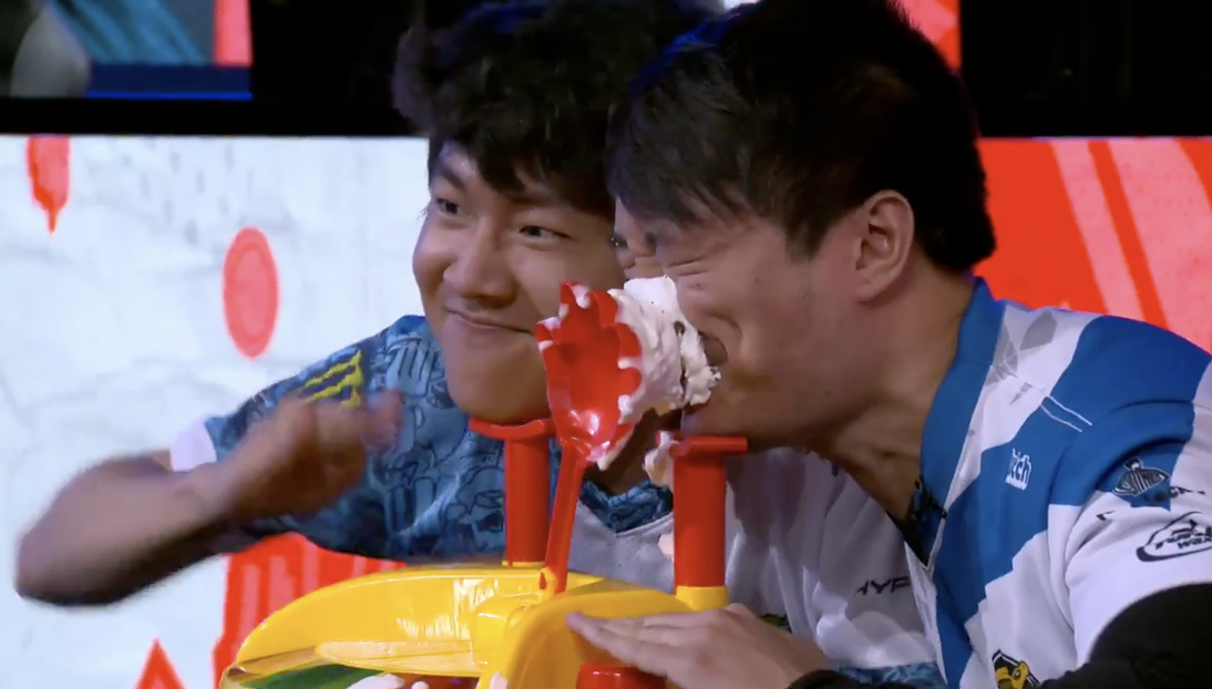 最終這場戰役由Olleh獲勝,Kasing則被砸得滿臉都是奶油。 圖:翻攝自LOLESPORTS Twitter 最終這場戰役由Olleh獲勝,Kasing則被砸得滿臉都是奶油。 圖:翻攝自LOLESPORTS Twitter