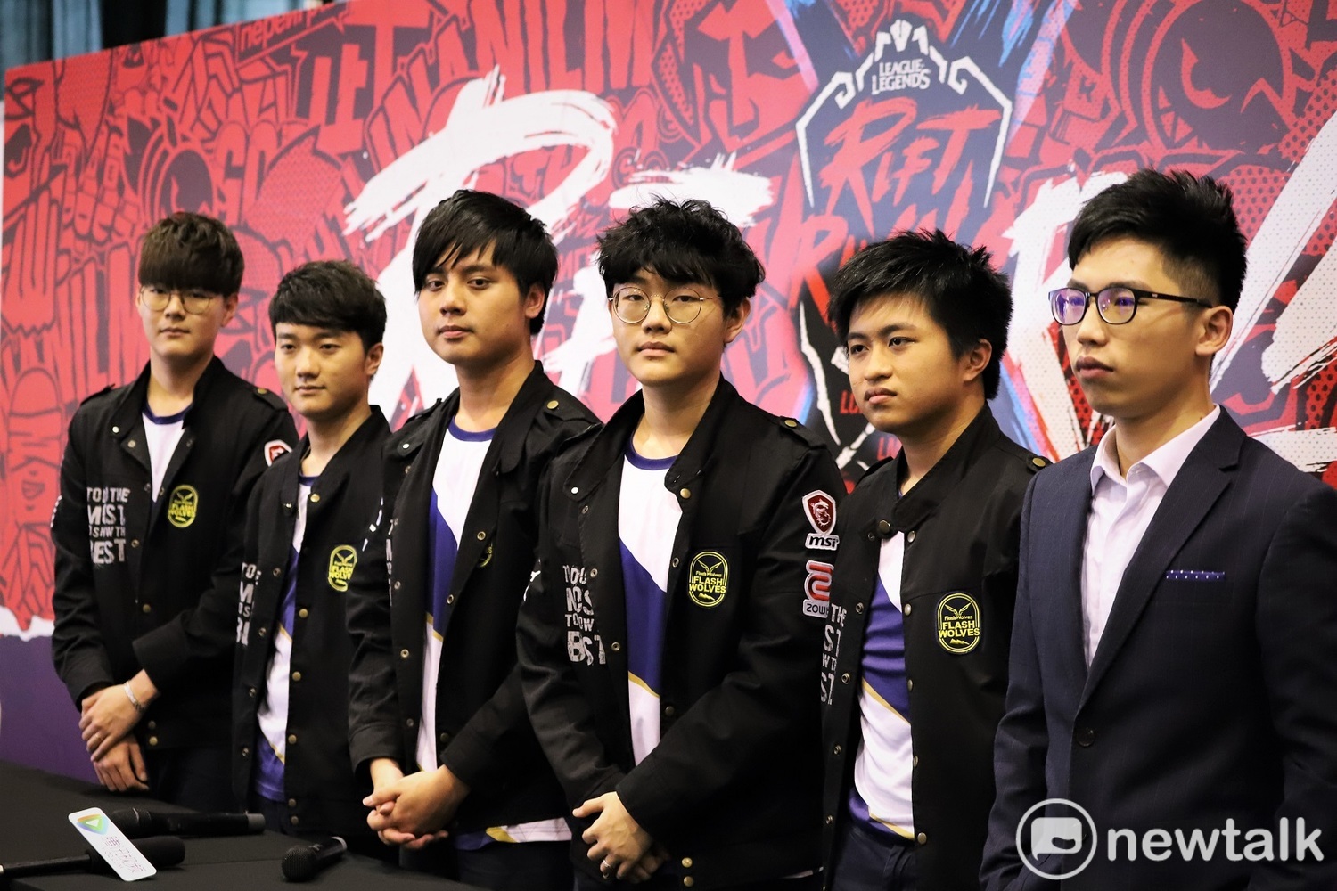 本季以全勝之姿制霸例行賽的頂尖隊伍 Flash Wolves（FW）