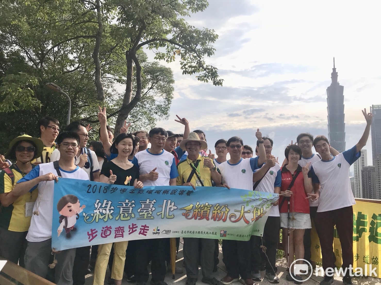 台北市長柯文哲今日出席象山步道夜間生態解說導覽。 台北市長柯文哲今日出席象山步道夜間生態解說導覽。