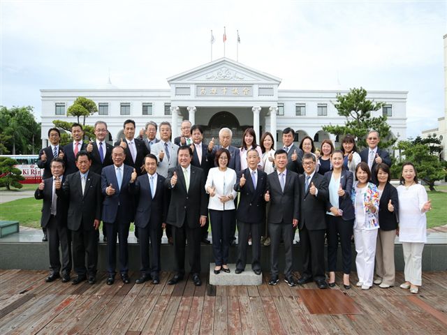 山梨縣議長白壁賢一率11名議員提前抵達高雄,出席明天登場的第4屆台日交流高峰會。 圖:高雄市議會/提供 山梨縣議長白壁賢一率11名議員提前抵達高雄,出席明天登場的第4屆台日交流高峰會。 圖:高雄市議會/提供