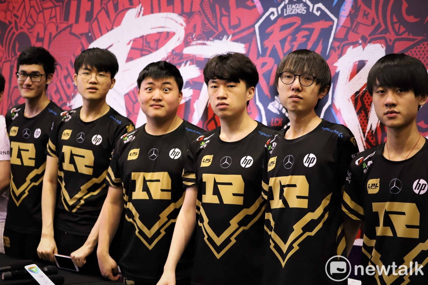 今（15）日《英雄聯盟》中國LPL賽區將迎來異組大戰首周的最後一個比賽日，RNG將在主場迎戰EDG，洲際賽聯手奪下賽區榮耀的兩隊將進行正面對決，也使得這場世紀大戰吸引了許多玩家的目光。
