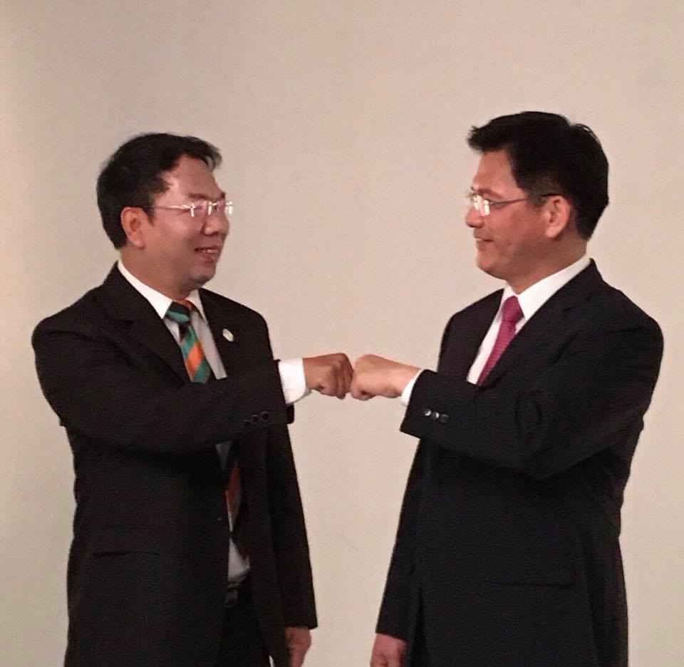 六名爭取連任的台中市議員,特別準備相同款式服裝與林佳龍拍照。 六名爭取連任的台中市議員,特別準備相同款式服裝與林佳龍拍照。