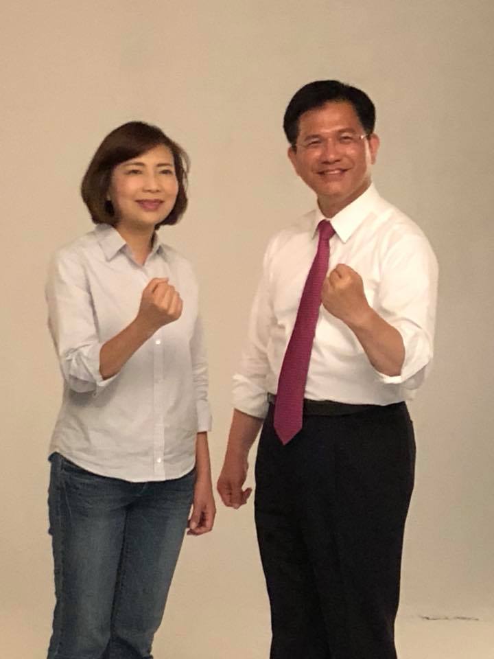 六名爭取連任的台中市議員,特別準備相同款式服裝與林佳龍拍照。 六名爭取連任的台中市議員,特別準備相同款式服裝與林佳龍拍照。