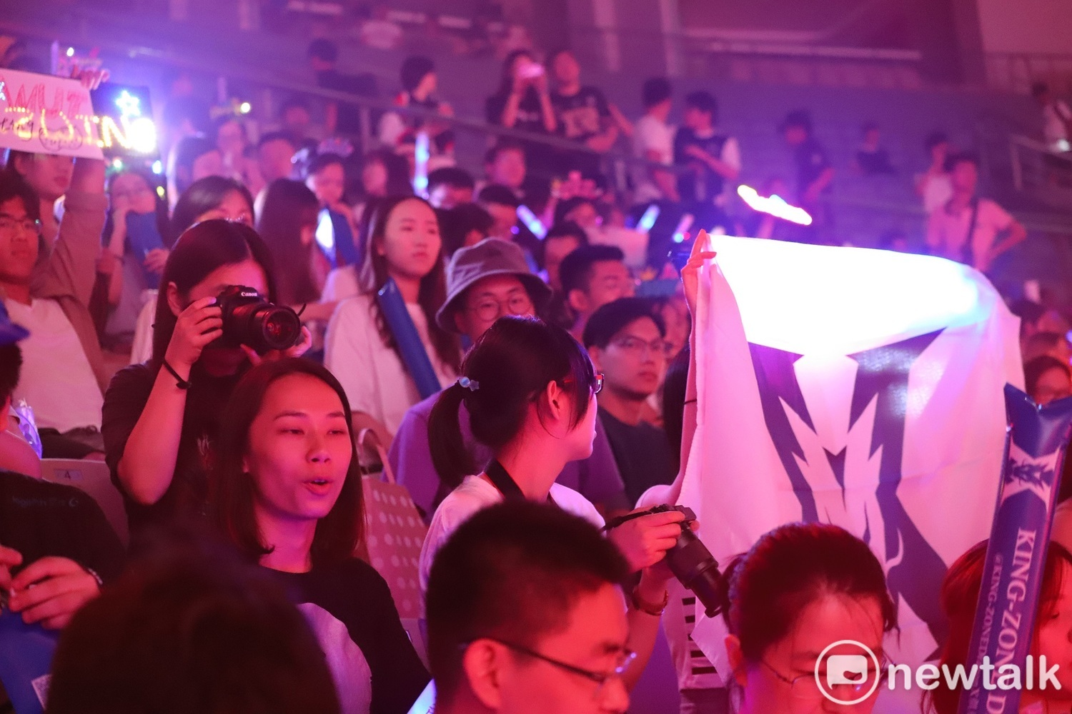 許多粉絲高舉著KZ的旗幟為他們加油,更在開場之際大喊「King Zone」 圖:蔡幸秀/攝 許多粉絲高舉著KZ的旗幟為他們加油,更在開場之際大喊「King Zone」 圖:蔡幸秀/攝