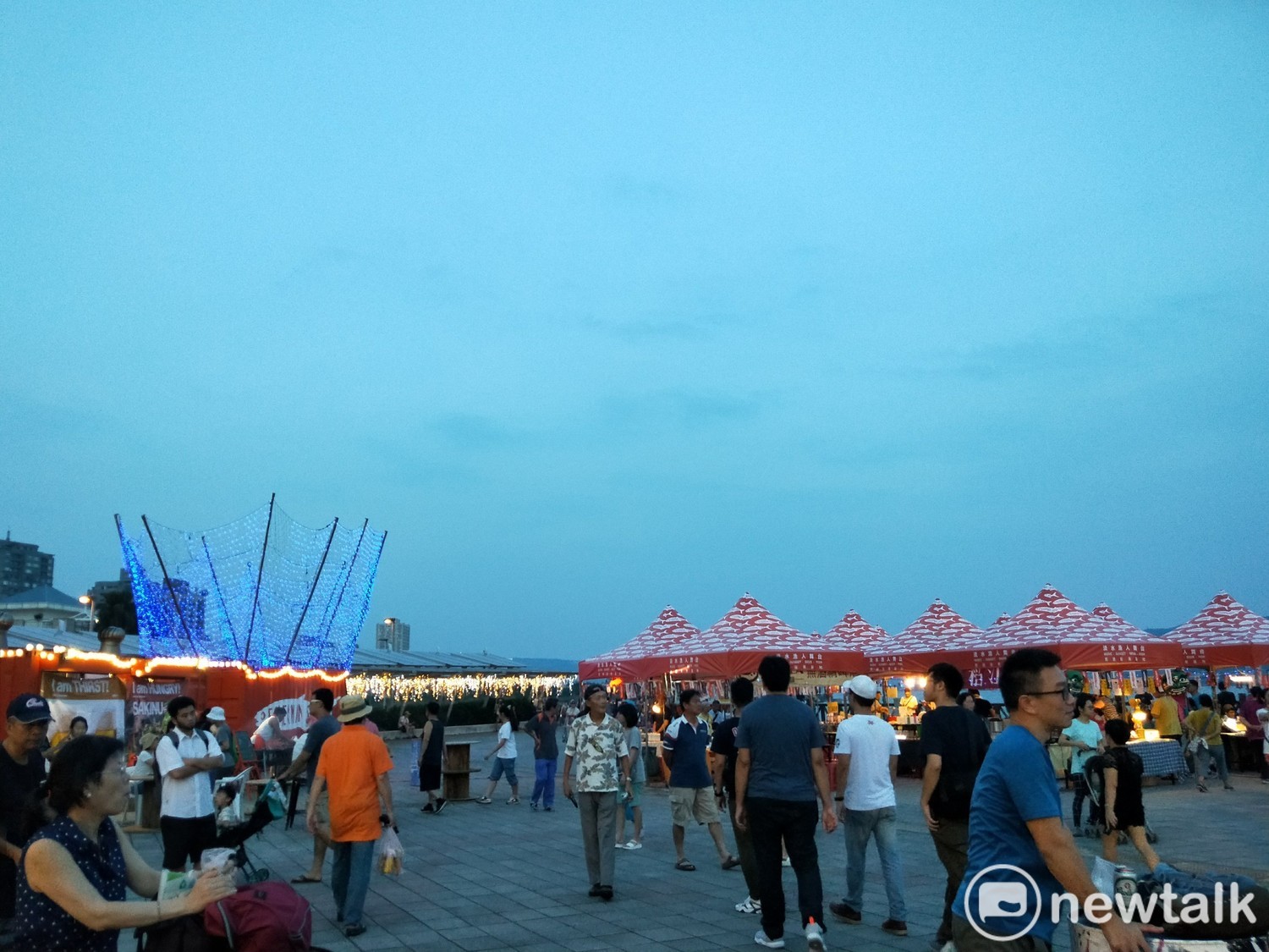 周末也夜晚搭配周邊市集、河畔風光等點綴,加上各式曲風的樂團輪番上陣,更添淡水漁人舞台夏季豐富夜晚氛圍! 圖:張家綺/攝 周末也夜晚搭配周邊市集、河畔風光等點綴,加上各式曲風的樂團輪番上陣,更添淡水漁人舞台夏季豐富夜晚氛圍! 圖:張家綺/攝