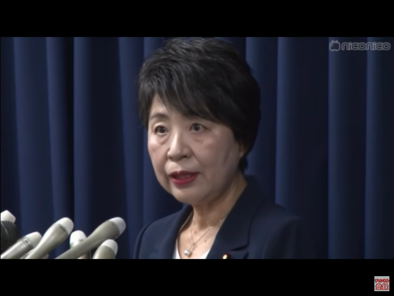 雖然奧姆真理教事件給日本社會帶來重大受害與影響,不過大喊「此刻,死刑執行了!」拿處死刑執行當作新聞秀報導,讓人懷疑日本媒體的人權意識;更重要的是,為何23年前的案子在此時執行了? 雖然奧姆真理教事件給日本社會帶來重大受害與影響,不過大喊「此刻,死刑執行了!」拿處死刑執行當作新聞秀報導,讓人懷疑日本媒體的人權意識;更重要的是,為何23年前的案子在此時執行了?