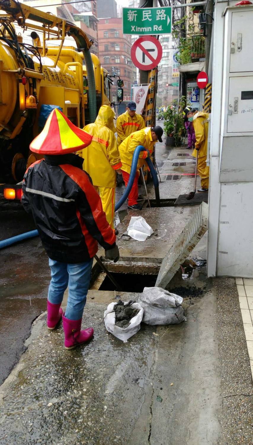 環保局也正進行加強疏濬水溝工作。 圖 : 基隆市政府/提供 環保局也正進行加強疏濬水溝工作。 圖 : 基隆市政府/提供