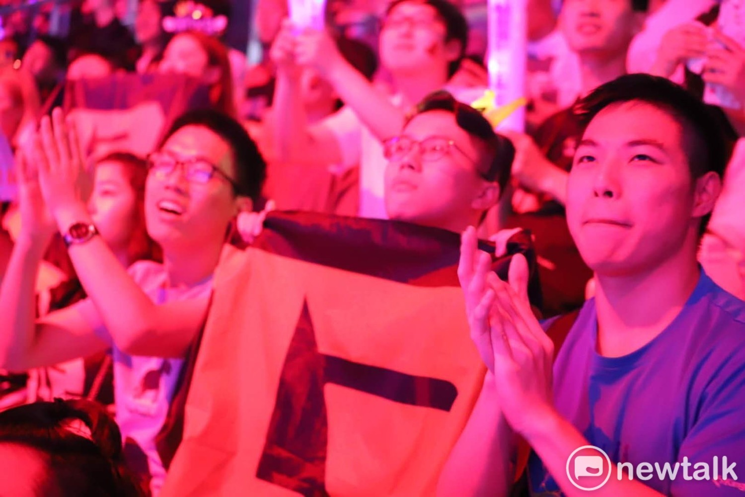 RNG粉絲到場為LPL加油。 圖:蔡幸秀/攝 RNG粉絲到場為LPL加油。 圖:蔡幸秀/攝