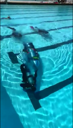 泰國海軍海豹部隊持續救援受困足球隊少年行動,在黑暗的洞穴中與時間賽跑,補充氧氣瓶。 泰國海軍海豹部隊持續救援受困足球隊少年行動,在黑暗的洞穴中與時間賽跑,補充氧氣瓶。