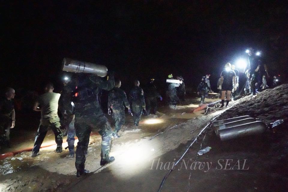 泰國海軍海豹部隊持續救援受困足球隊少年行動,在黑暗的洞穴中與時間賽跑,補充氧氣瓶。 圖:翻攝泰國海軍海豹部隊臉書 泰國海軍海豹部隊持續救援受困足球隊少年行動,在黑暗的洞穴中與時間賽跑,補充氧氣瓶。 圖:翻攝泰國海軍海豹部隊臉書