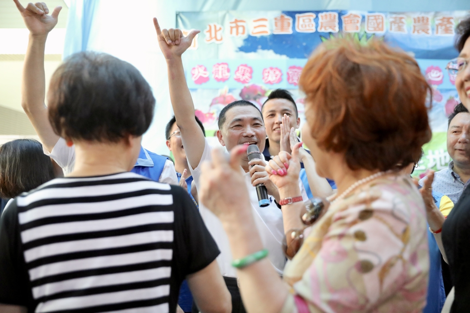 侯友宜表示,今年水果大產,他的嘉義同鄉果農訂單減少了將近三分之一,水果價格起起落落,農民相當辛苦。 侯友宜表示,今年水果大產,他的嘉義同鄉果農訂單減少了將近三分之一,水果價格起起落落,農民相當辛苦。