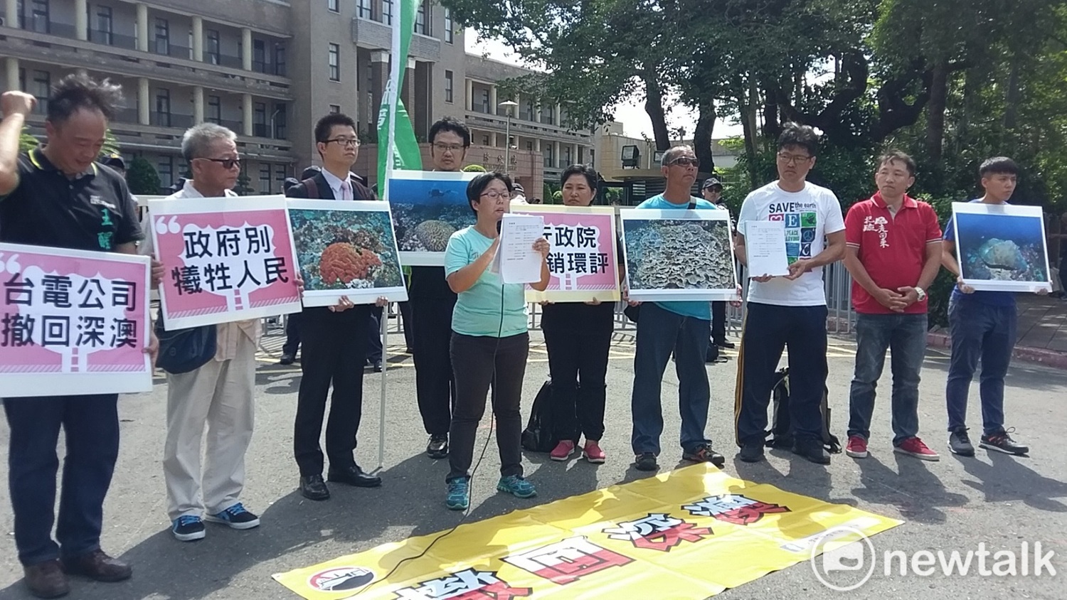 深澳居民、潛水教練王銘祥拿出他今年拍到的珊瑚照片呼籲台電,「這是腦狀珊瑚,官員腦袋不要泡水了,泡水會當機」。 深澳居民、潛水教練王銘祥拿出他今年拍到的珊瑚照片呼籲台電,「這是腦狀珊瑚,官員腦袋不要泡水了,泡水會當機」。