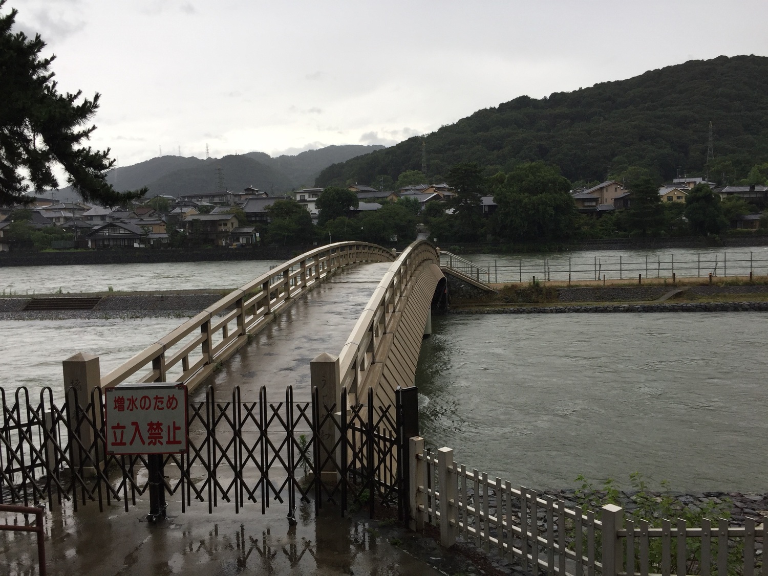 雨勢稍減,扔有部份橋樑,水域封閉。 圖 : 蕭岱臻/攝 雨勢稍減,扔有部份橋樑,水域封閉。 圖 : 蕭岱臻/攝
