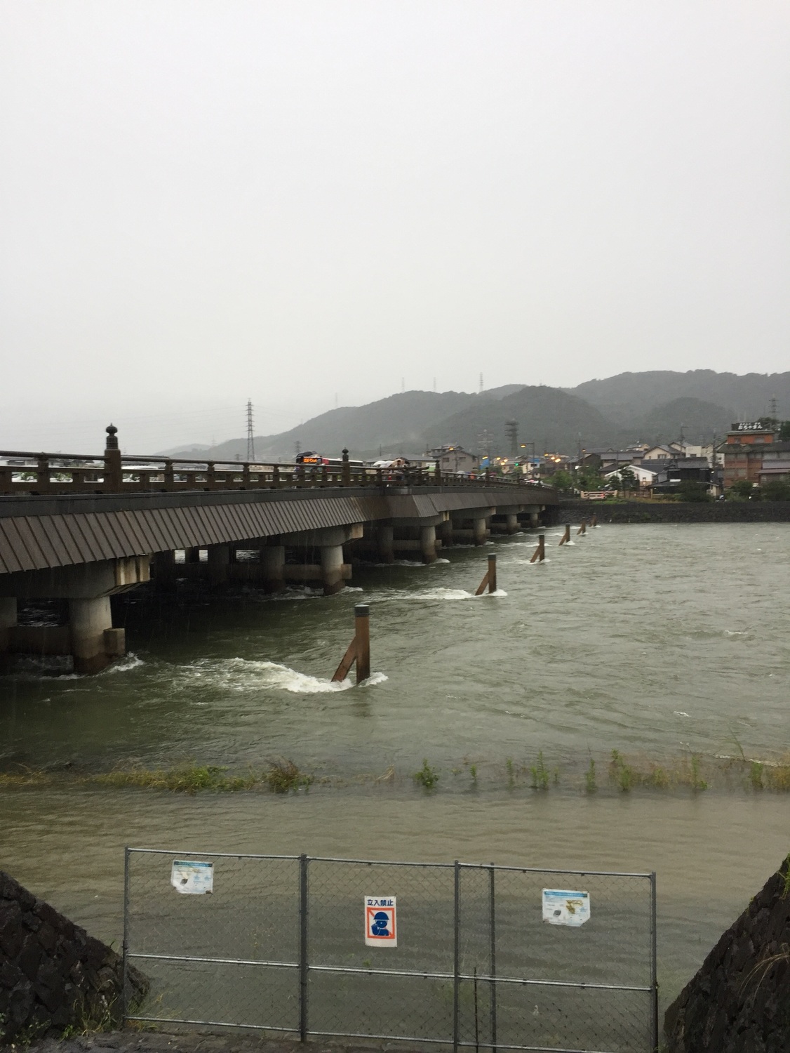 日本雖已解除大雨特報,但許多地區的水位依然未退。 圖 : 蕭岱臻/攝 日本雖已解除大雨特報,但許多地區的水位依然未退。 圖 : 蕭岱臻/攝