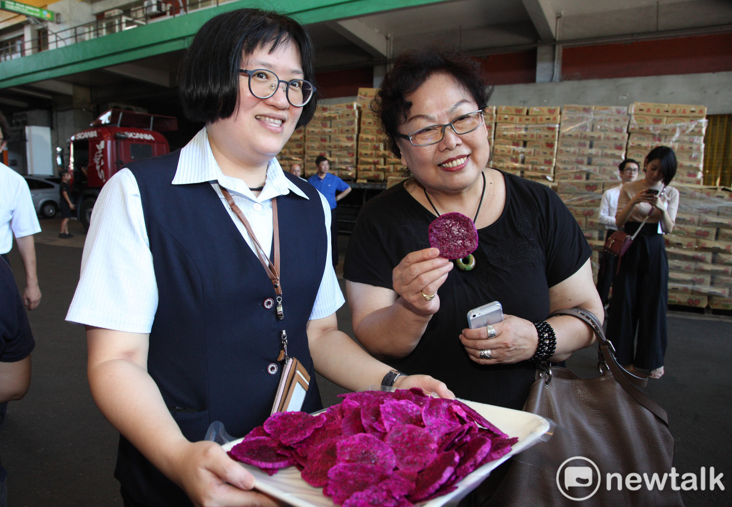 義美食品今(9)日宣布，以每公斤33元購買250噸紅肉火龍果，先入庫冷凍，後續將研發高附加價值商品。