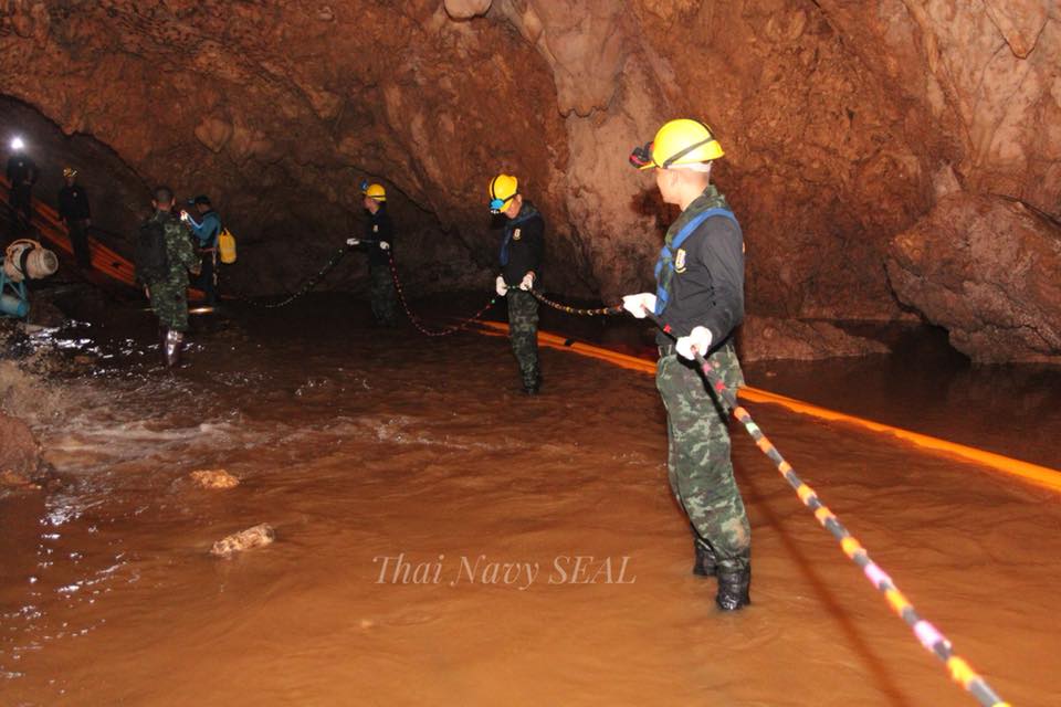 泰國野豬足球隊少年與教練共13人在泰國清萊的睡美人洞(Tham Luang Nang Non)探險,不料因連日大雨受困洞窟內,泰國政府及多國家都派出專家前往救援。圖為救援照片。 圖:翻攝自Thai NavySEAL臉書 泰國野豬足球隊少年與教練共13人在泰國清萊的睡美人洞(Tham Luang Nang Non)探險,不料因連日大雨受困洞窟內,泰國政府及多國家都派出專家前往救援。圖為救援照片。 圖:翻攝自Thai NavySEAL臉書
