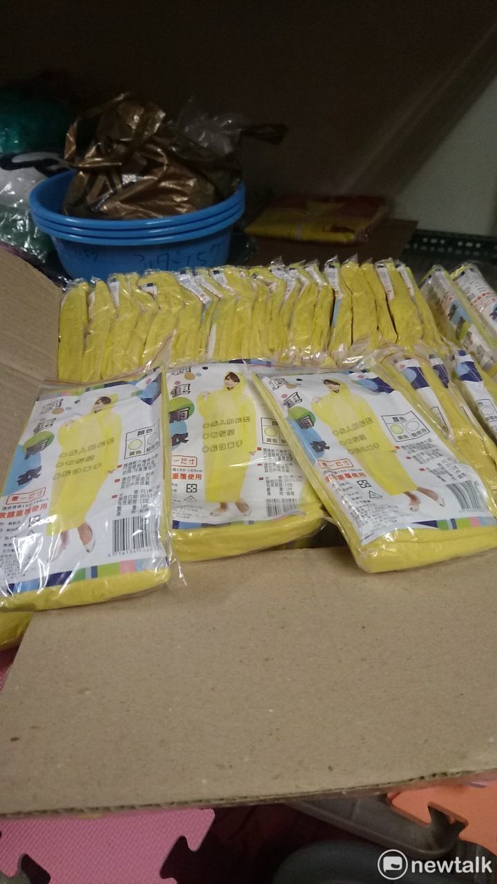 對於沒有意願入住避颱所的街友,社會局也提供相關物資。 圖:台北市社會局 / 提供 對於沒有意願入住避颱所的街友,社會局也提供相關物資。 圖:台北市社會局 / 提供