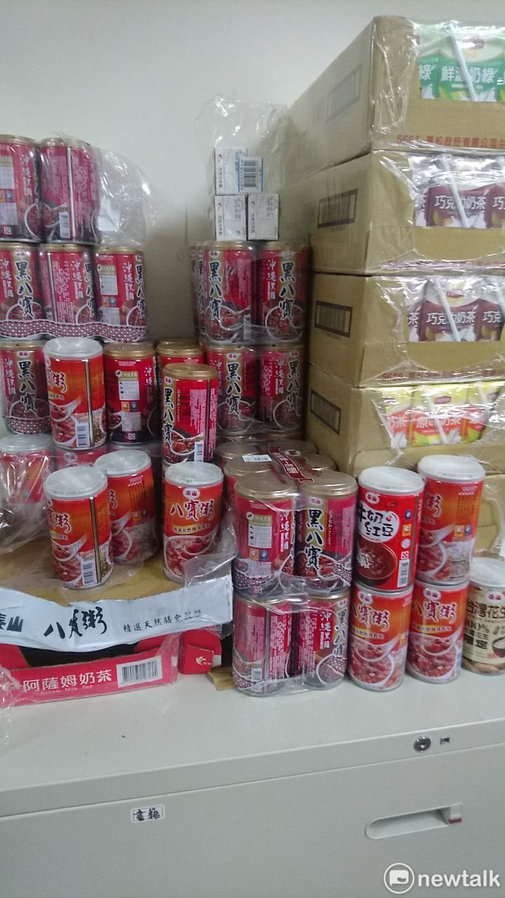對於沒有意願入住避颱所的街友,社會局也提供相關物資。 圖:台北市社會局 / 提供 對於沒有意願入住避颱所的街友,社會局也提供相關物資。 圖:台北市社會局 / 提供