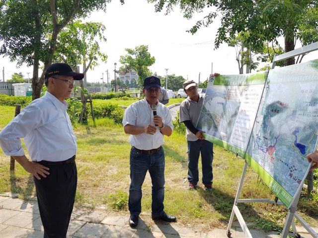 高雄市長許立明前往日前豪雨淹水的神農路及瓦厝街防汛整備。