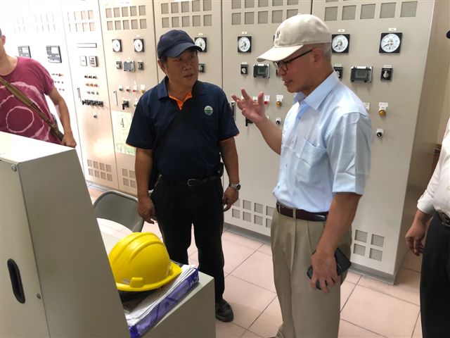 高雄市長許立明前往日前豪雨淹水的神農路及瓦厝街防汛整備。