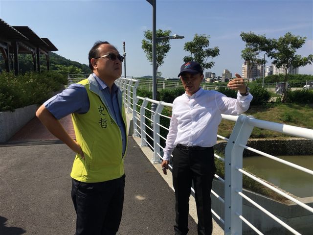 高雄市長許立明前往日前豪雨淹水的神農路及瓦厝街防汛整備。