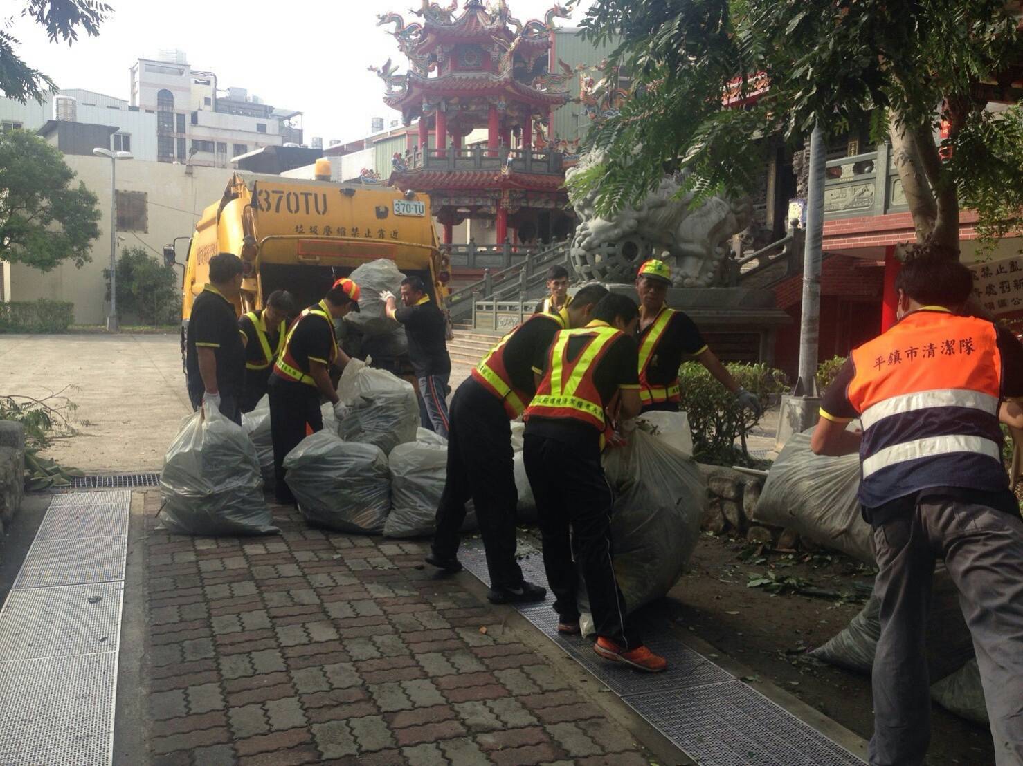 風雨漸歇,各地清潔隊即開始進行環境復原工作。 圖:桃園市政府環保局/提供 風雨漸歇,各地清潔隊即開始進行環境復原工作。 圖:桃園市政府環保局/提供