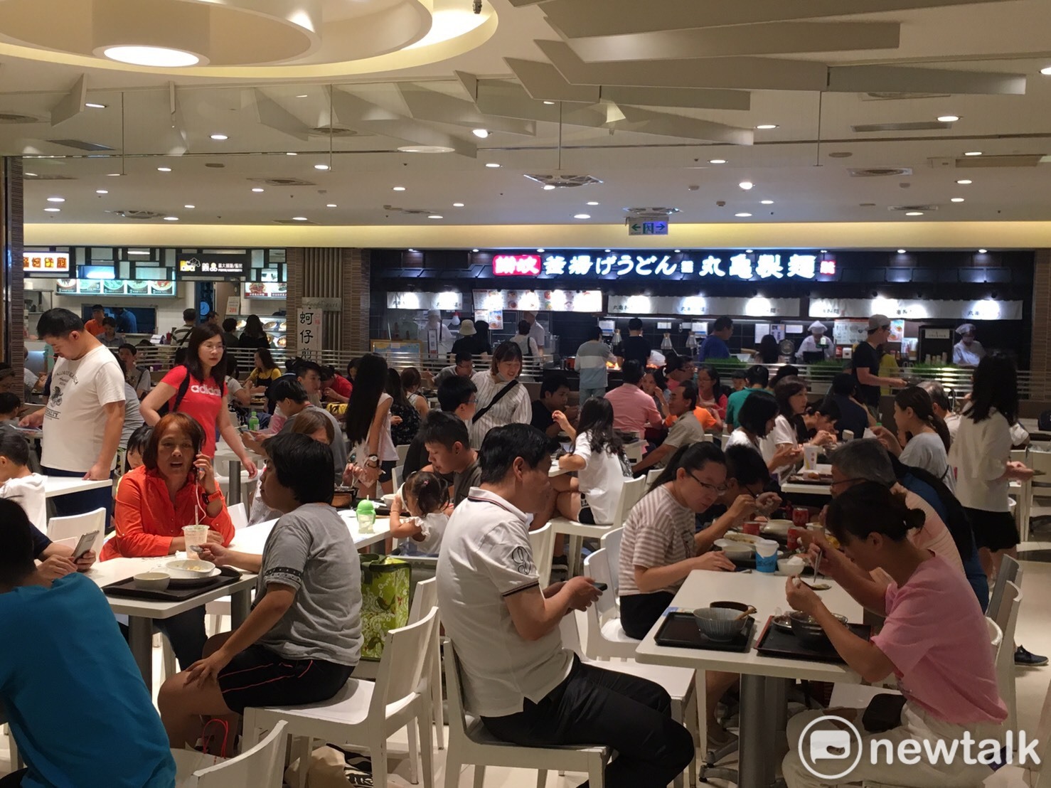 許多民眾利用颱風假來看電影,不少熱門動畫片場次爆滿,民眾得排隊購票下一個場次。 許多民眾利用颱風假來看電影,不少熱門動畫片場次爆滿,民眾得排隊購票下一個場次。
