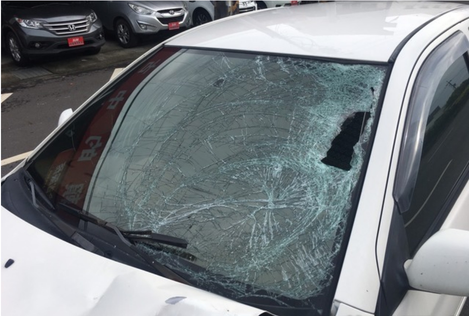 今(11)日早,朱男在上班途中,遭酒駕轎車闖紅燈撞上,機車滑行90公尺遠。 今(11)日早,朱男在上班途中,遭酒駕轎車闖紅燈撞上,機車滑行90公尺遠。